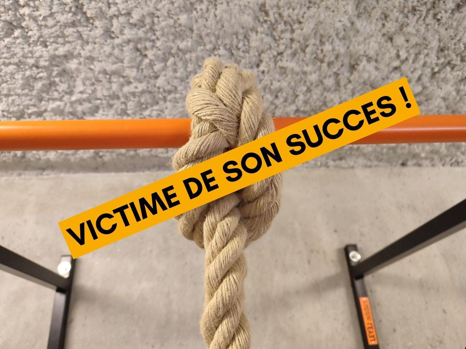 Corde à grimper avec épissure attachée sur une barre de traction - Victime de son succès