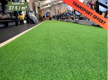 Gazon vert synthétique pour traineau de puissance installé dans le box de Crossfit Ember, en Belgique.