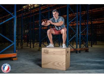 Homme en mouvement de jump sur Plyo Box 3 en 1 - LEVEL addict