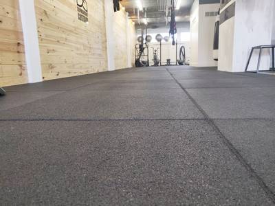Tapis de sol pour salle de sport de maison sur moquette - Chine Tapis de  sol en caoutchouc, revêtement de sol en caoutchouc